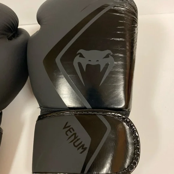 Venum Black Boxing Gloves - Picture 4 of 9